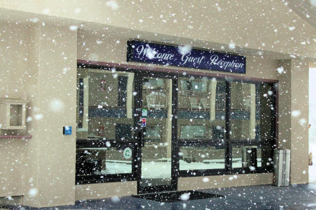Red Arrow Inn & Suites, A Travelodge By Wyndham مونتروز المظهر الخارجي الصورة