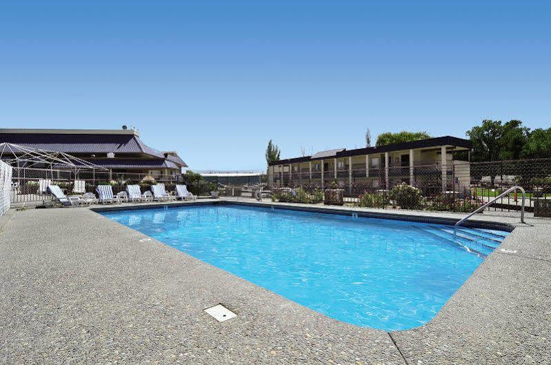Red Arrow Inn & Suites, A Travelodge By Wyndham مونتروز المظهر الخارجي الصورة